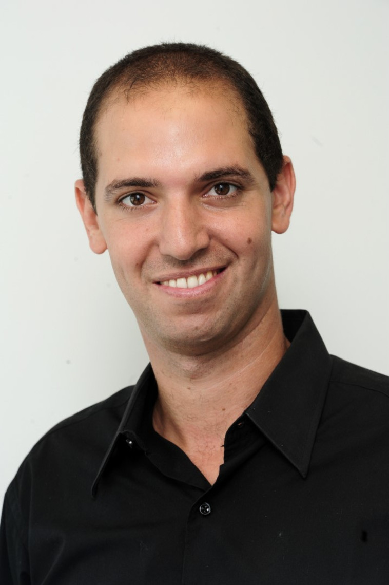 שמוליק קרפף, אנליסט ני''ע זרים בבנק לאומי.