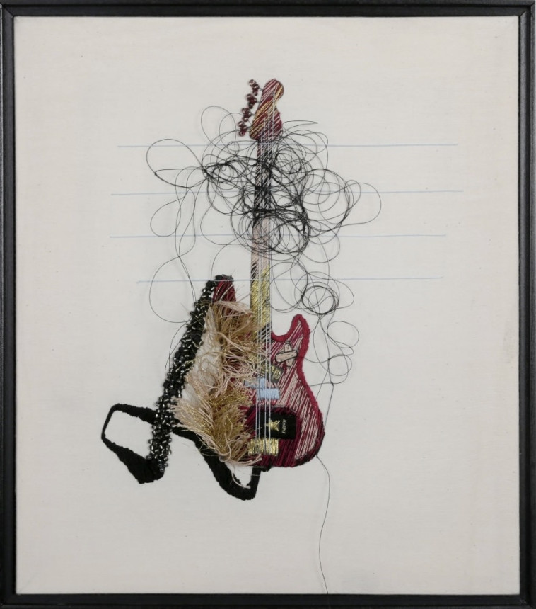 גיטרה – יצירה של האמנית ג'רי שי שריג (צילום: מתוך התערוכה)
