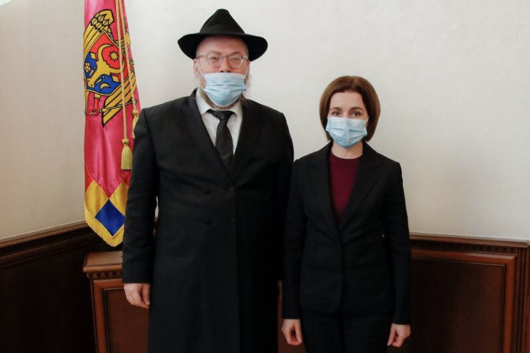 נשיאת מולדובה לצד הרב זושא אבלסקי (צילום: הקהילה היהודית במולדובה)