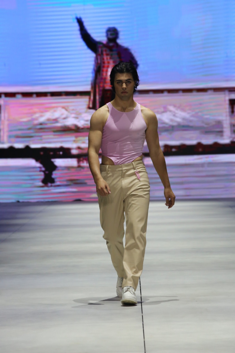 יהונתן מרגי בתצוגה של אלון ליבנה, שבוע האופנה קורנית תל אביב 2022
