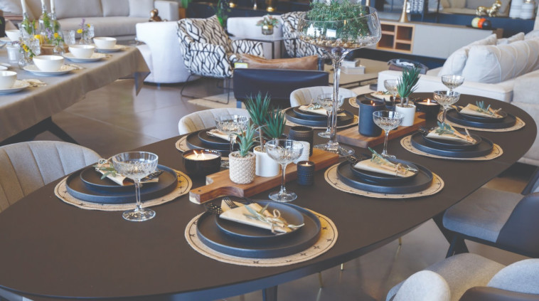 מקס סטוק עיצוב שולחן חג בסגנון דרמטי