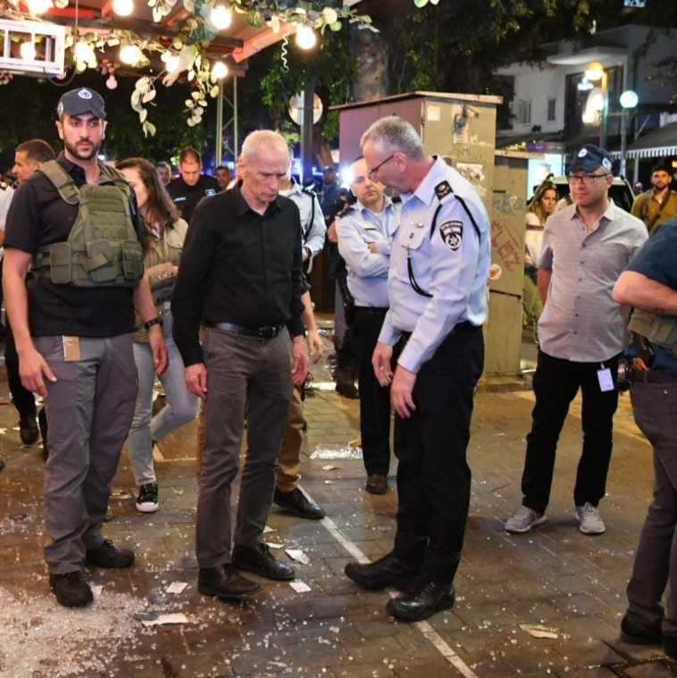 השר לביטחון פנים, עמר בר-לב בזירת הפיגוע עם מפקד מחוז תל אביב, ניצב עמי אשד