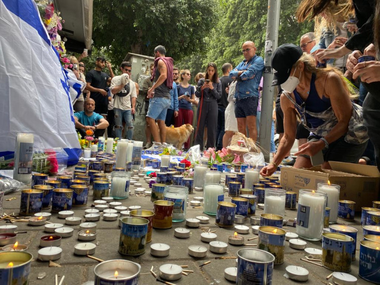 נרות זיכרון לזכר הנרצחים בפיגוע בתל אביב