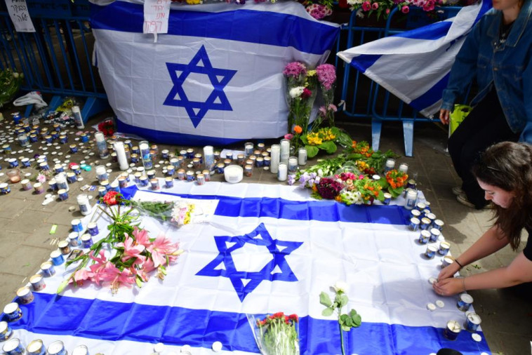 נרות זיכרון לזכר הנרצחים בפיגוע בתל אביב (צילום: אבשלום ששוני)