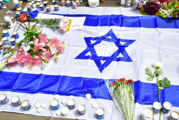 נרות זיכרון לזכר הנרצחים בפיגוע בתל אביב