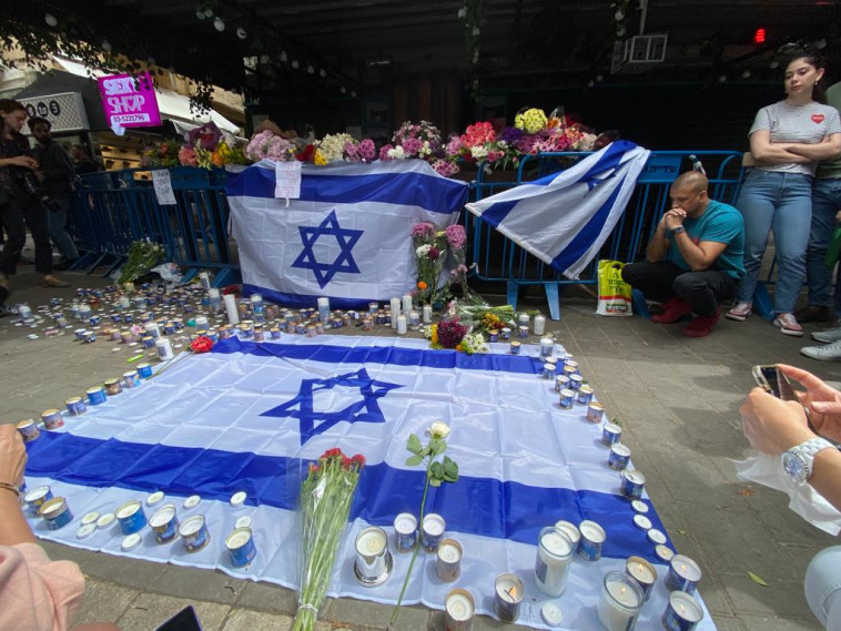 נרות זיכרון לזכר הנרצחים בפיגוע בתל אביב (צילום: אבשלום ששוני)
