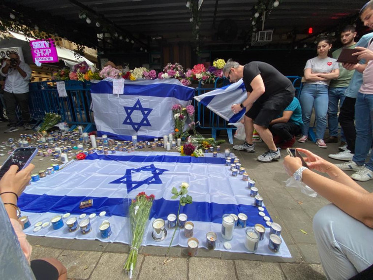 נרות זיכרון לזכר הנרצחים בפיגוע בתל אביב