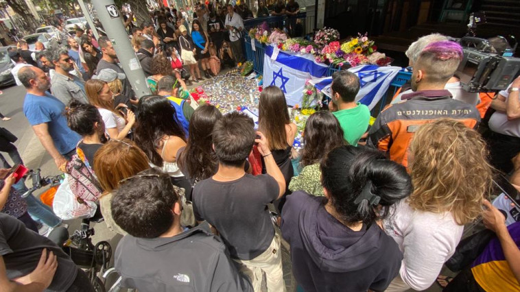 המונים מתאספים בדיזנגוף בבוקר שלאחר הפיגוע