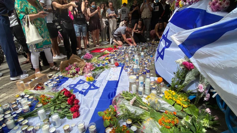 המונים מתאספים בדיזנגוף בבוקר שלאחר הפיגוע