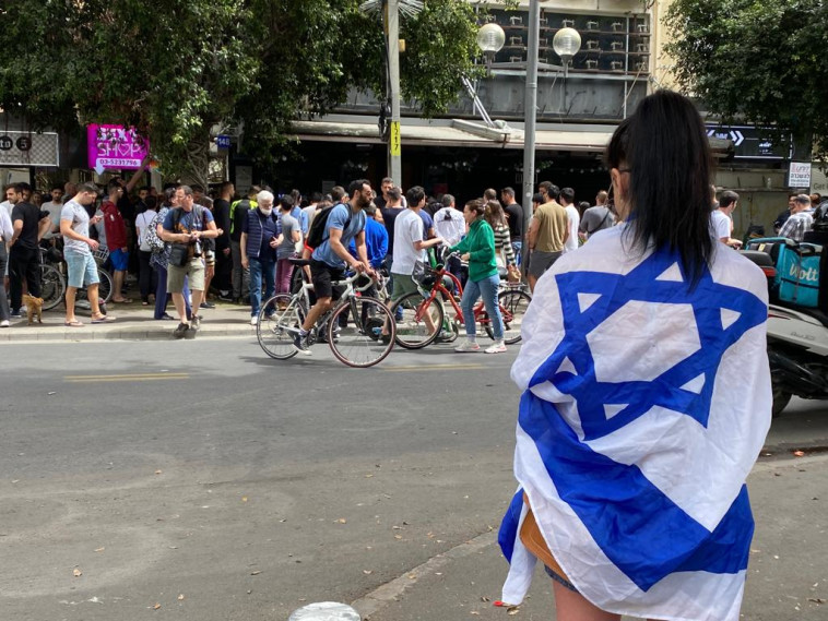 המונים מתאספים בדיזנגוף בבוקר שלאחר הפיגוע