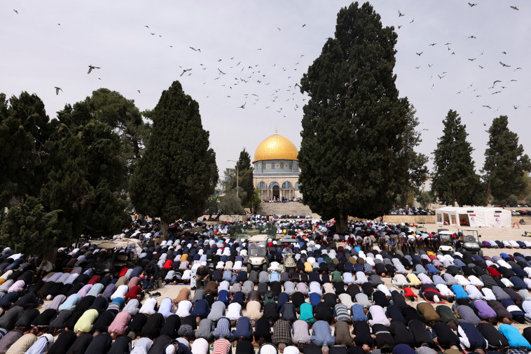 תפילה בהר הבית (צילום: REUTERS/Ammar Awad)