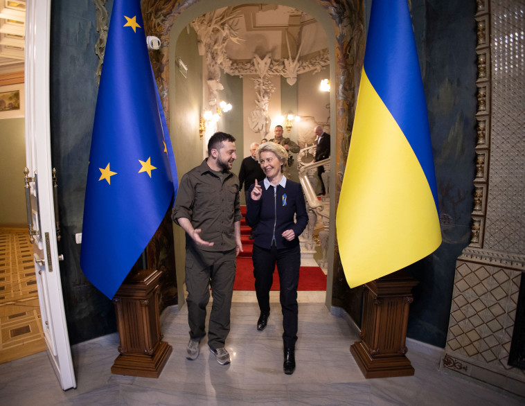 נשיא אוקראינה זלנסקי ונשיאת הנציבות האירופית אורסולה פון דר ליין (צילום: רויטרס)
