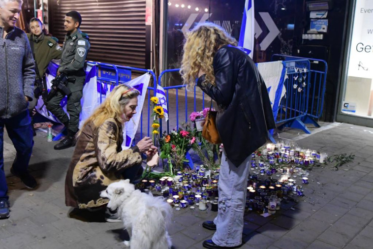 אבל כבד במקום הפיגוע בתל אביב