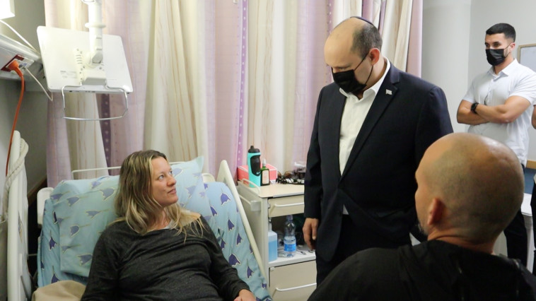 ראש הממשלה בנט מבקר את הפצועים מהפיגוע בתל אביב