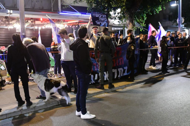 עימותים בין מפגינים בזירת הפיגוע בתל אביב