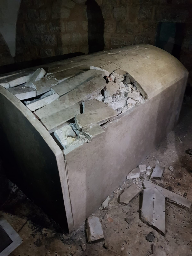 מצבת קבר יוסף לאחר שהושחתה