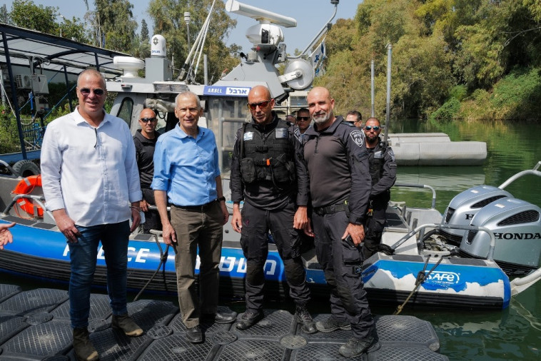 השר עמר בר-לב בביקור בעמק הירדן