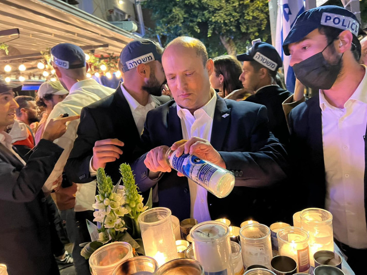 ראש הממשלה בנט בבר האילקה לאחר הפיגוע