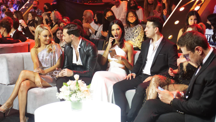 סנדי בר משתעממת בפרסומות