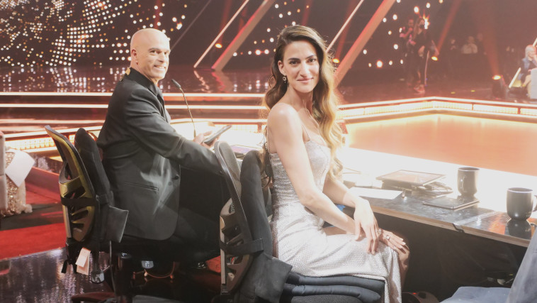 כדי להיות בגובה של שאר השופטים, רונה לי שמעון קיבלה כרית