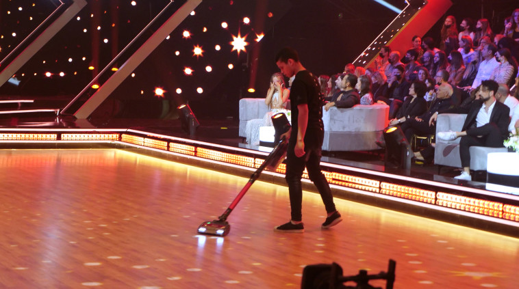 מנקים את הרחבה בין הנאמברים