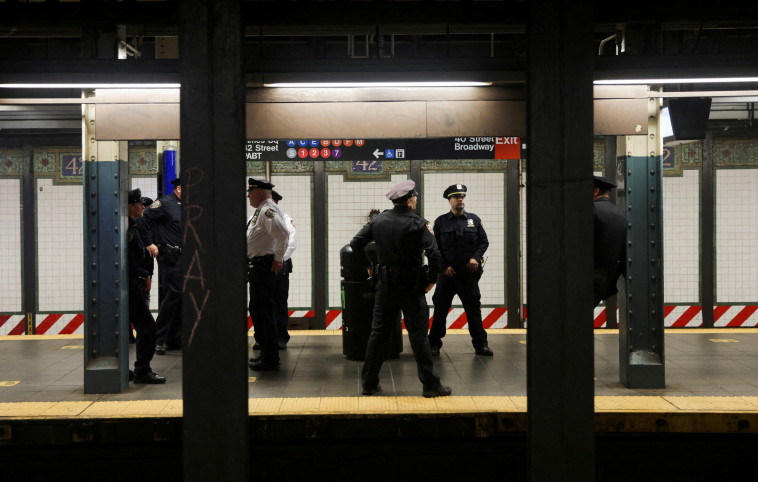 כוחות משטרת ניו יורק ברכבת התחתית (צילום: REUTERS/Jeenah Moon)