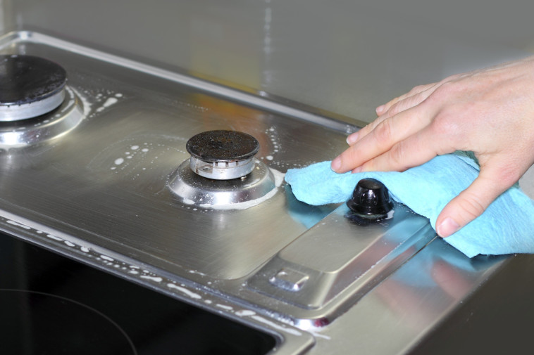 ניקוי כיריים באמצעות מלח שולחן