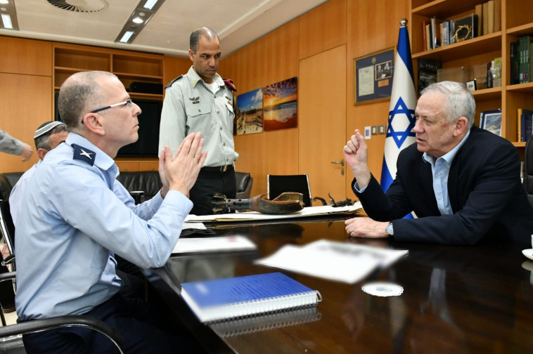 בני גנץ עם ראש מו''פ במפא''ת, תא''ל יניב רותם