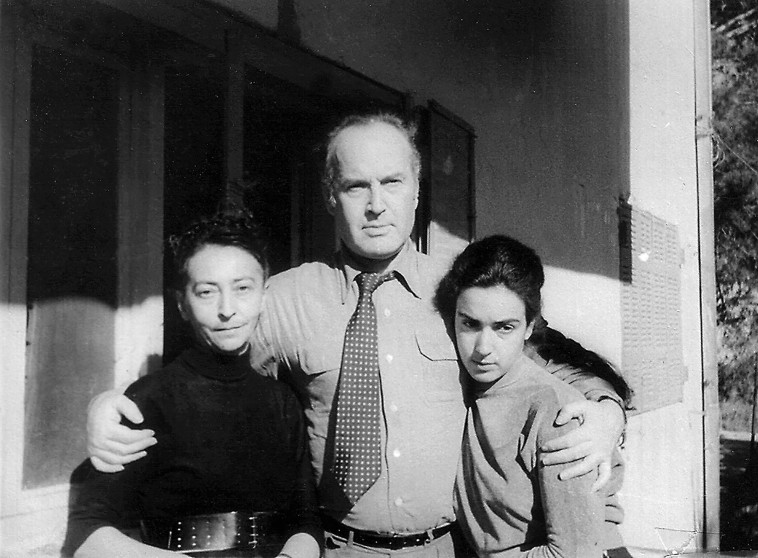 אלכסנדר פן עם בתו סינילגה ואשתו רחל (צילום:  דר אילן ברקוביץ מרכז קיפ, אוניברסיטת תל אביב)