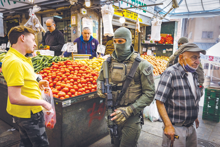 כוחות הביטחון בשוק מחנה יהודה, פסח 2022 (צילום: אוליבייה פיטוסי, פלאש 90)