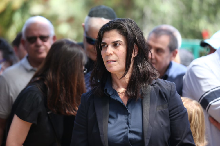 יעל ארד בהלוויתו של אלכס גלעדי