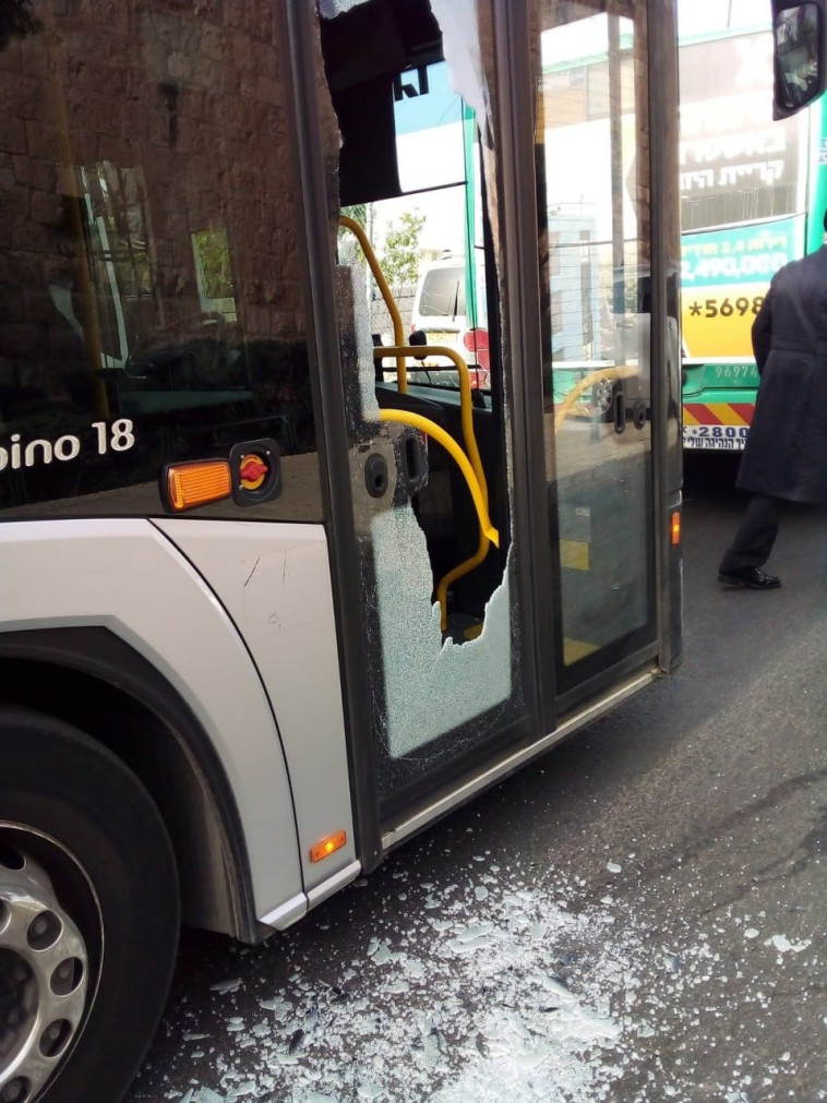 אוטובוס אגד שנרגם באבנים סמוך להר הבית