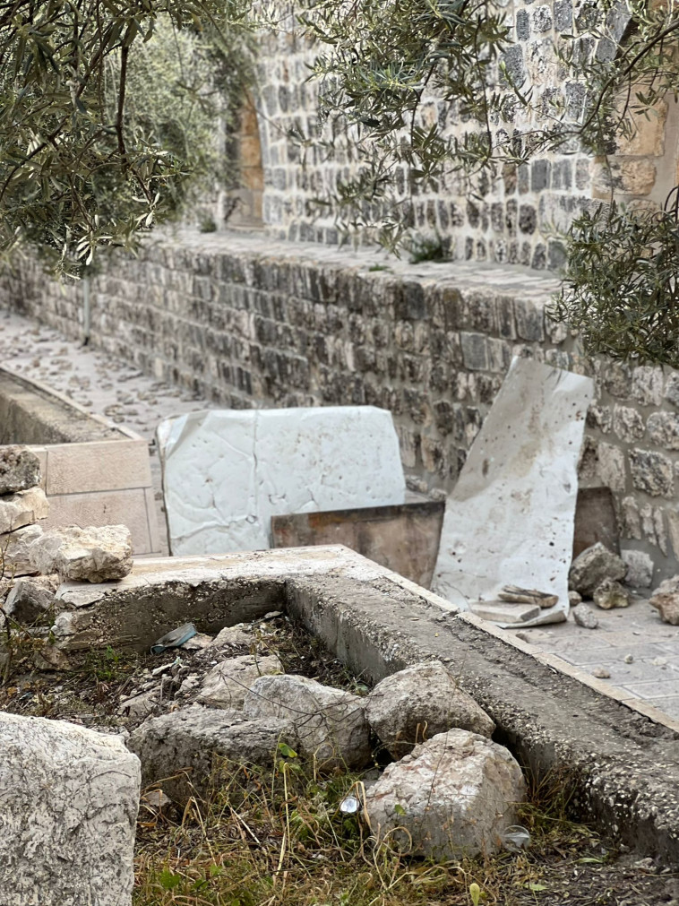 אבנים וסלעים שהשליכו פורעים בתוואי הדרך של המבקרים היהודים בהר הבית  (צילום: אופירה הלוי)