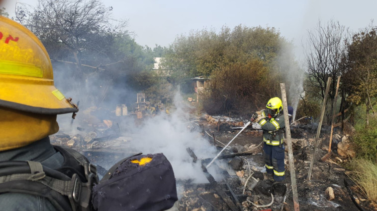 שריפת בית ביישוב אדמה שבצפון הארץ (צילום: כבאות והצלה)