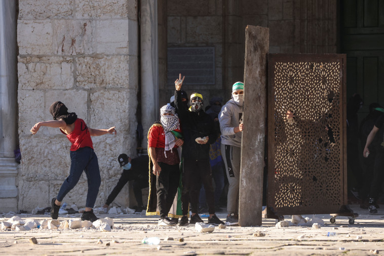 עימותים בהר הבית (צילום: REUTERS/Ammar Awad)