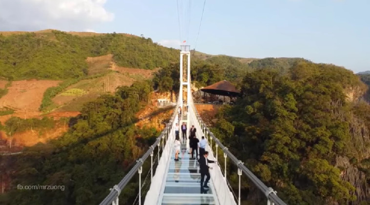 הגשר יוכר הגשר הזכוכית הארוך בעולם (צילום: צילום מסך יוטיוב)