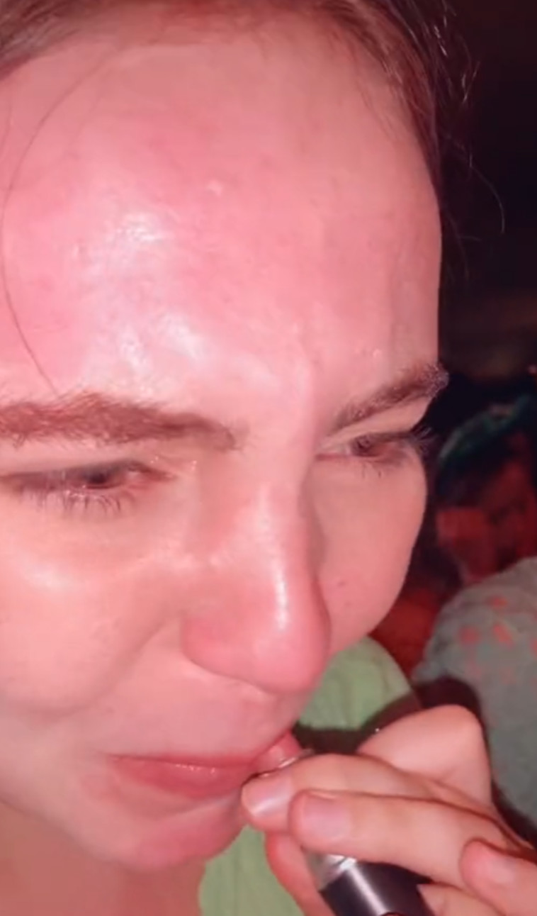 מרחה שפתון ונישקה גברים בגבם