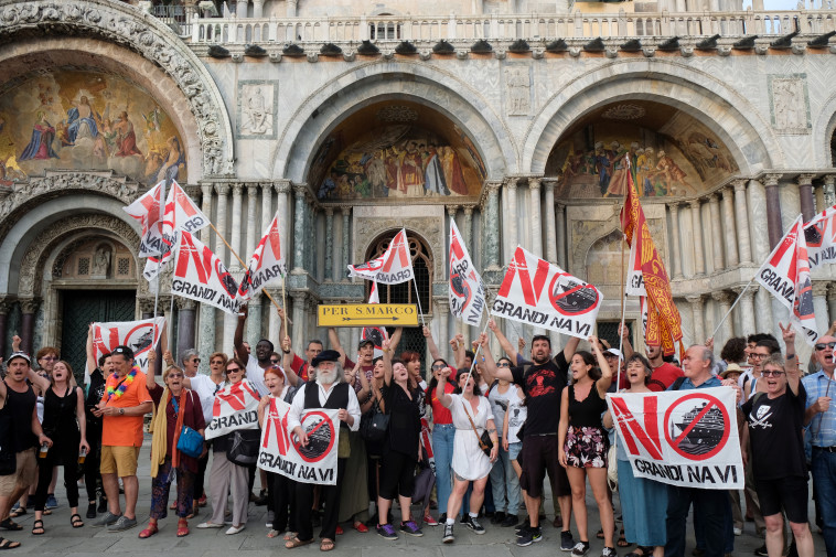 מחאה נגד ספינות שייט בוונציה, איטליה (צילום: REUTERS/Manuel Silvestri)