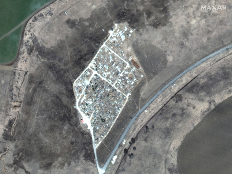 תמונות לווין שחשפו קבר אחים במריופול, אוקראינה (צילום: רויטרס)