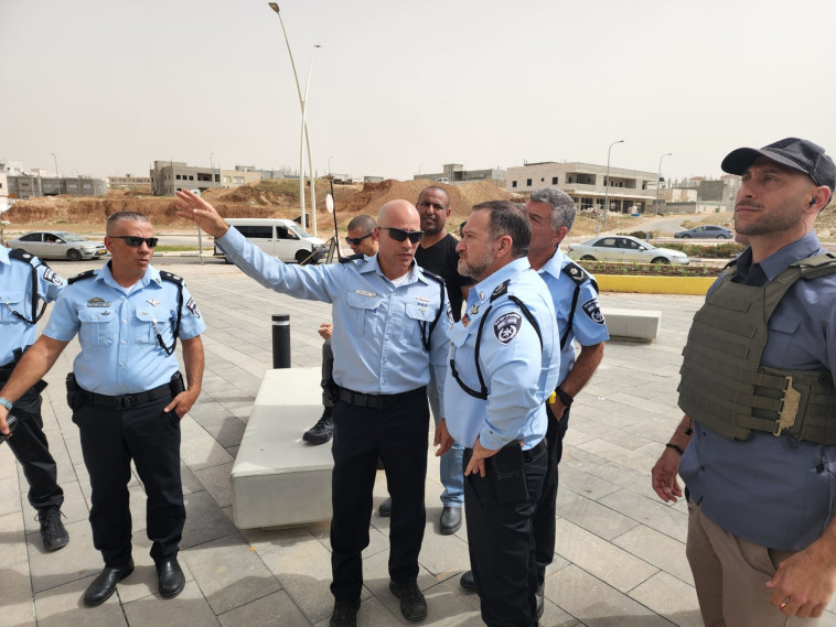 המפכ''ל קובי שבתאי בביקור ברהט לאחר אירועי הירי