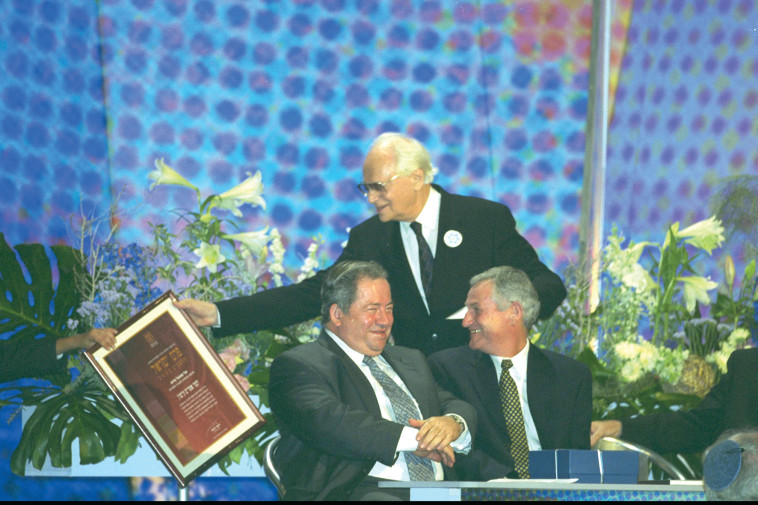 אפרים קישון מקבל את פרס ישראל (צילום: עמוס בן גרשום לע''מ)