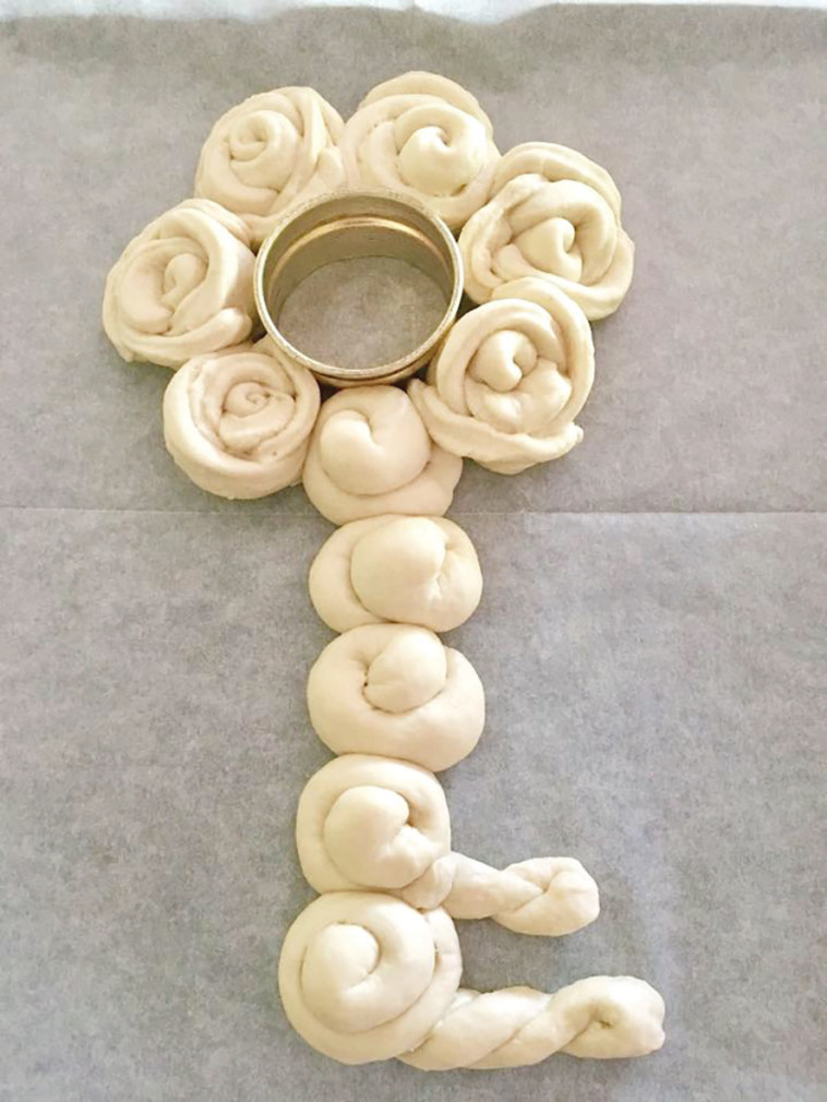 חלת מפתח שושנים לפני אפייה