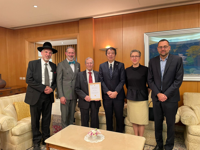 זיכרון בסלון במעונו של שגריר יפן