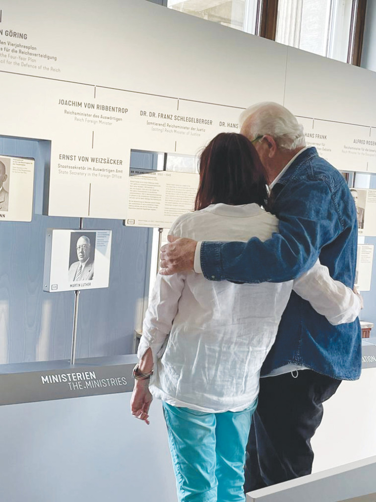 נפתלי פירסט ונכדתו של הבכיר הנאצי מתבוננים בתמונתו