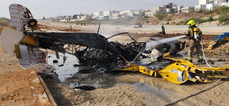 התרסקות מטוס קל בשדרות (צילום: כבאות והצלה מחוז דרום)