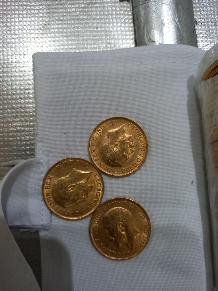 מטבעות הזהב שנתפסו בנתב''ג (צילום: רשות המיסים)