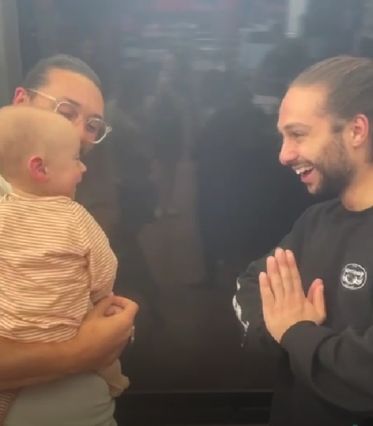 התינוק נותר מבולבל בעצמו