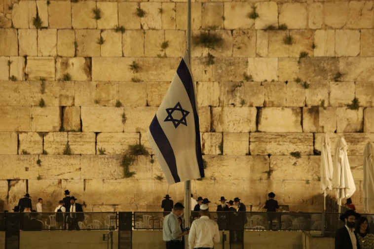 דגל ישראל הורד לחצי התורן, יום השואה תשפ''ב  (צילום: אלישיב רקובסקי/TPS)