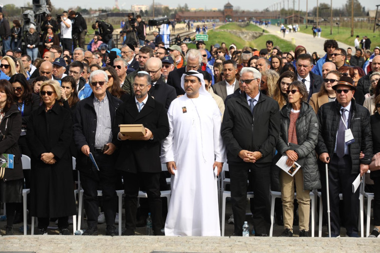 &lrm;נציג איחוד האמירויות, אחמד אל-מנסורי במצעד החיים