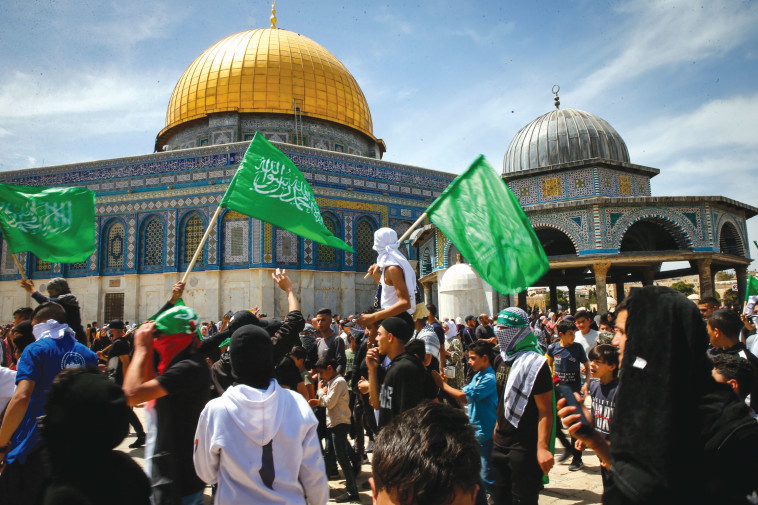 מפגינים מוסלמים עם דגלי חמאס באל־אקצא (צילום: ג'אמל עוואד פלאש 90)